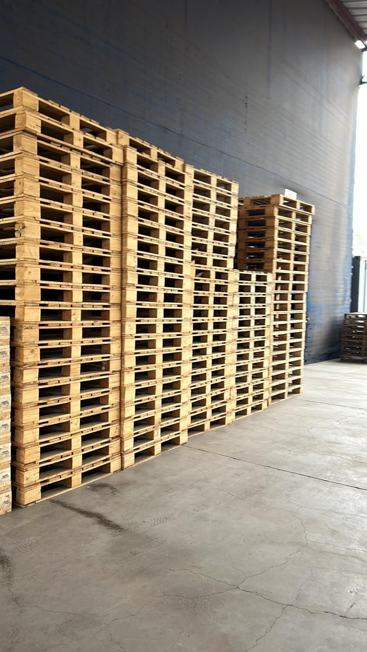 Stock de pallets de madera apilados en planta Argal Pallets