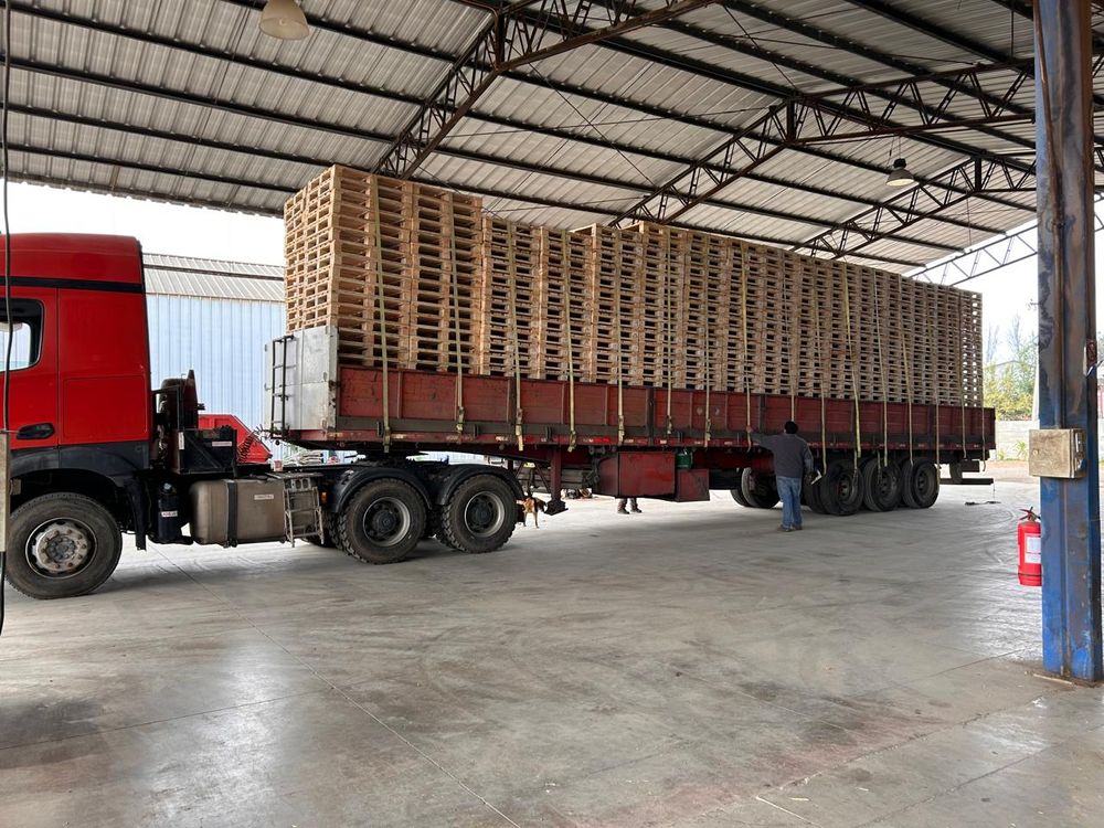 Camión cargado con pallets de madera listos para despacho